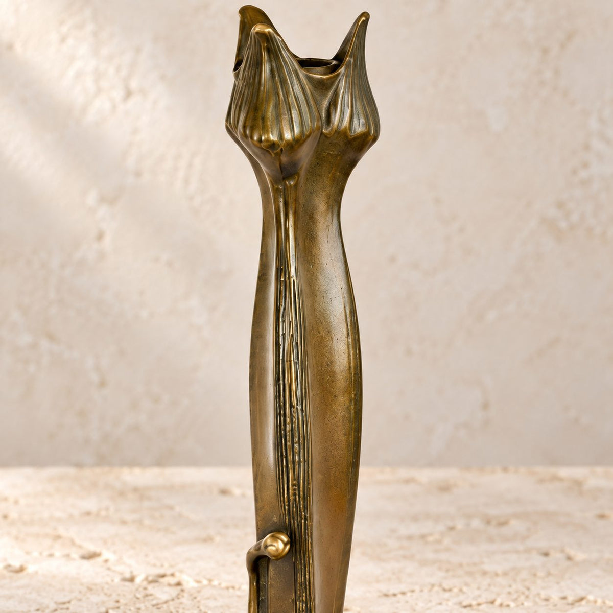 Bougeoir Art Nouveau en bronze à décor végétal, détail bobèche fleur dos