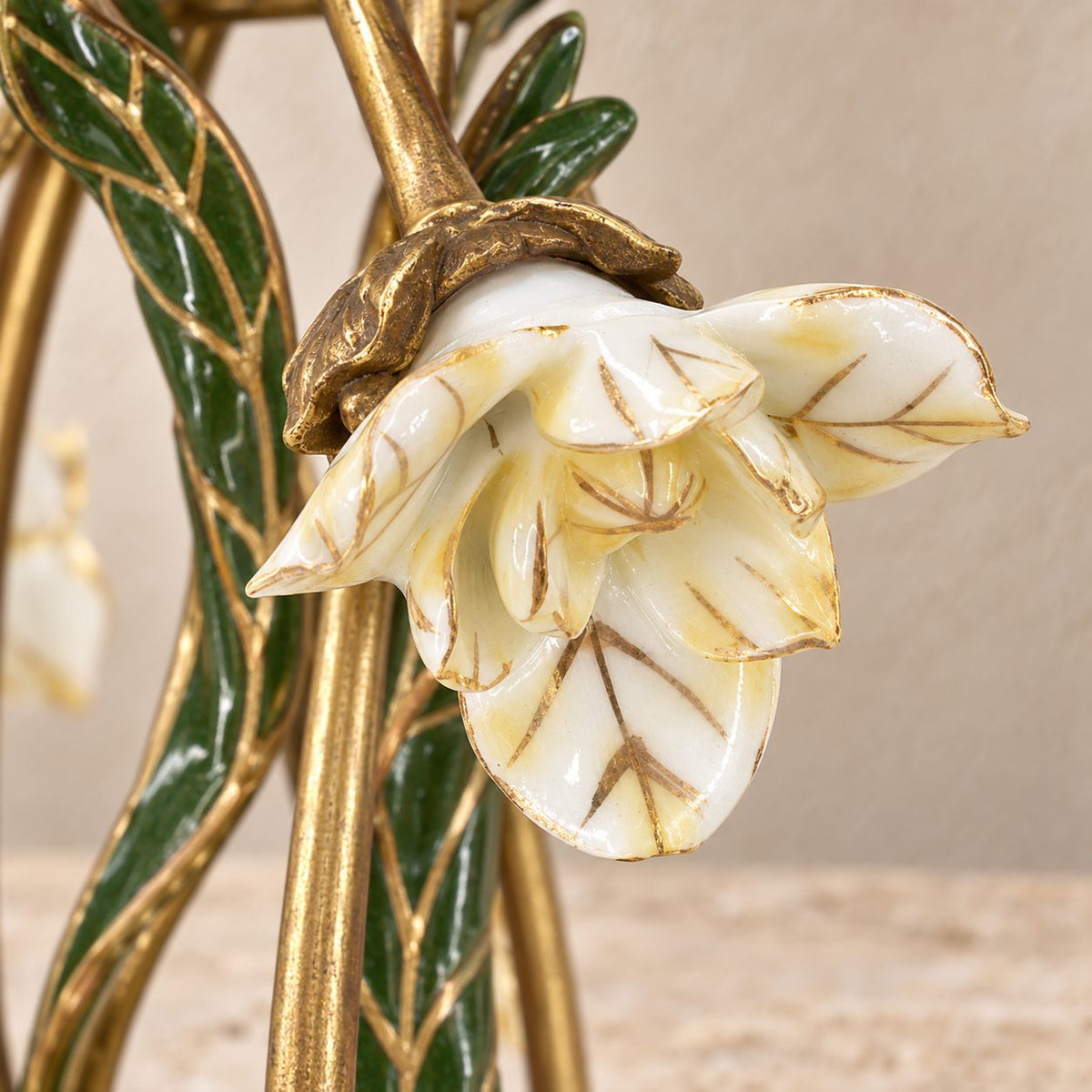 Bougeoir Art Nouveau en bronze doré émaillé à décor floral, détail fleur blanche gros plan