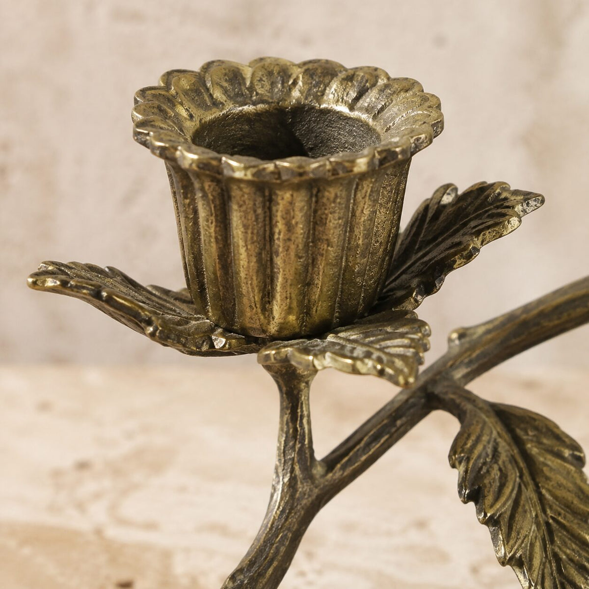 Bougeoir branche aux perruches en porcelaine et bronze doré, détail bobèche fleur