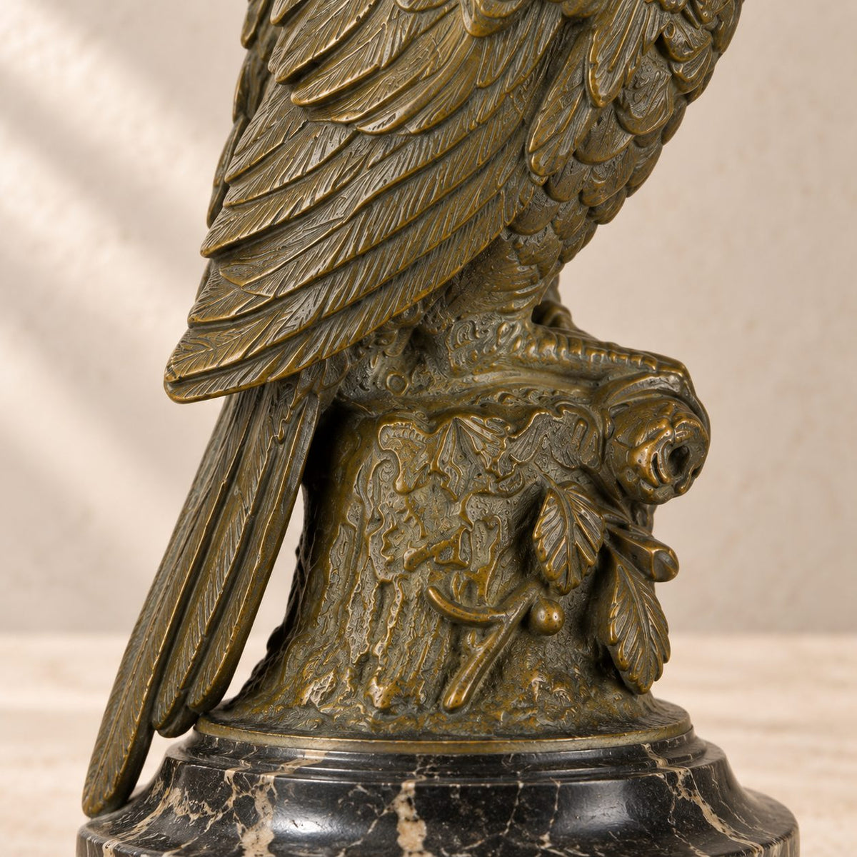 Bougeoir au perroquet en bronze patiné sur socle marbre, vue de dos plumage