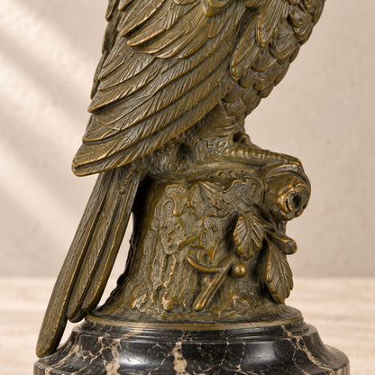 Bougeoir au perroquet en bronze patiné sur socle marbre, vue de dos plumage