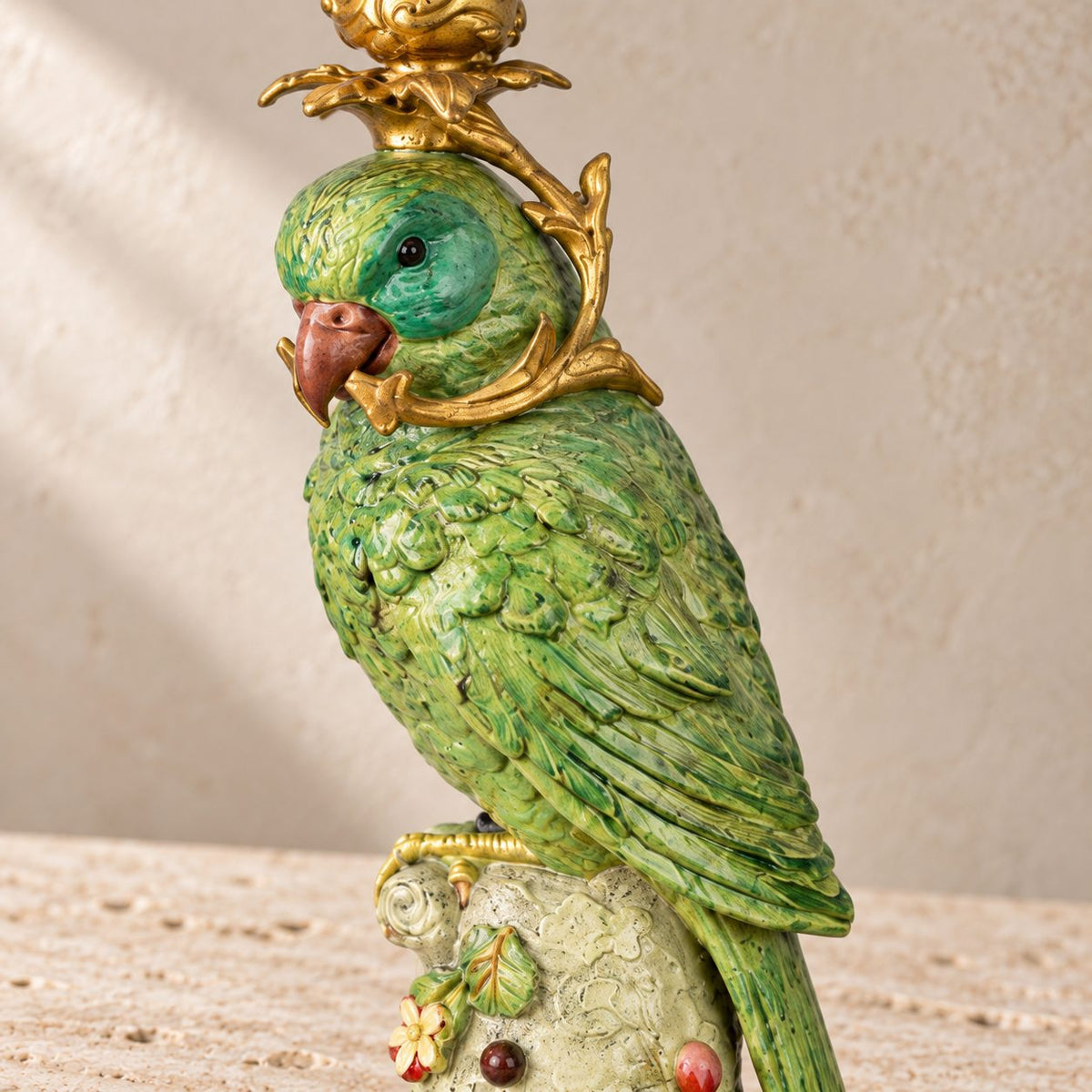 Bougeoir au perroquet vert en bronze polychrome sur socle, détail plumage aile queue