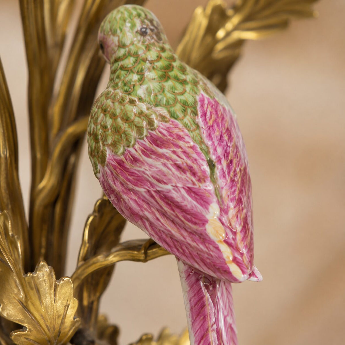 Bougeoir en porcelaine céladon et bronze doré aux oiseaux, détail perroquet jaune tête