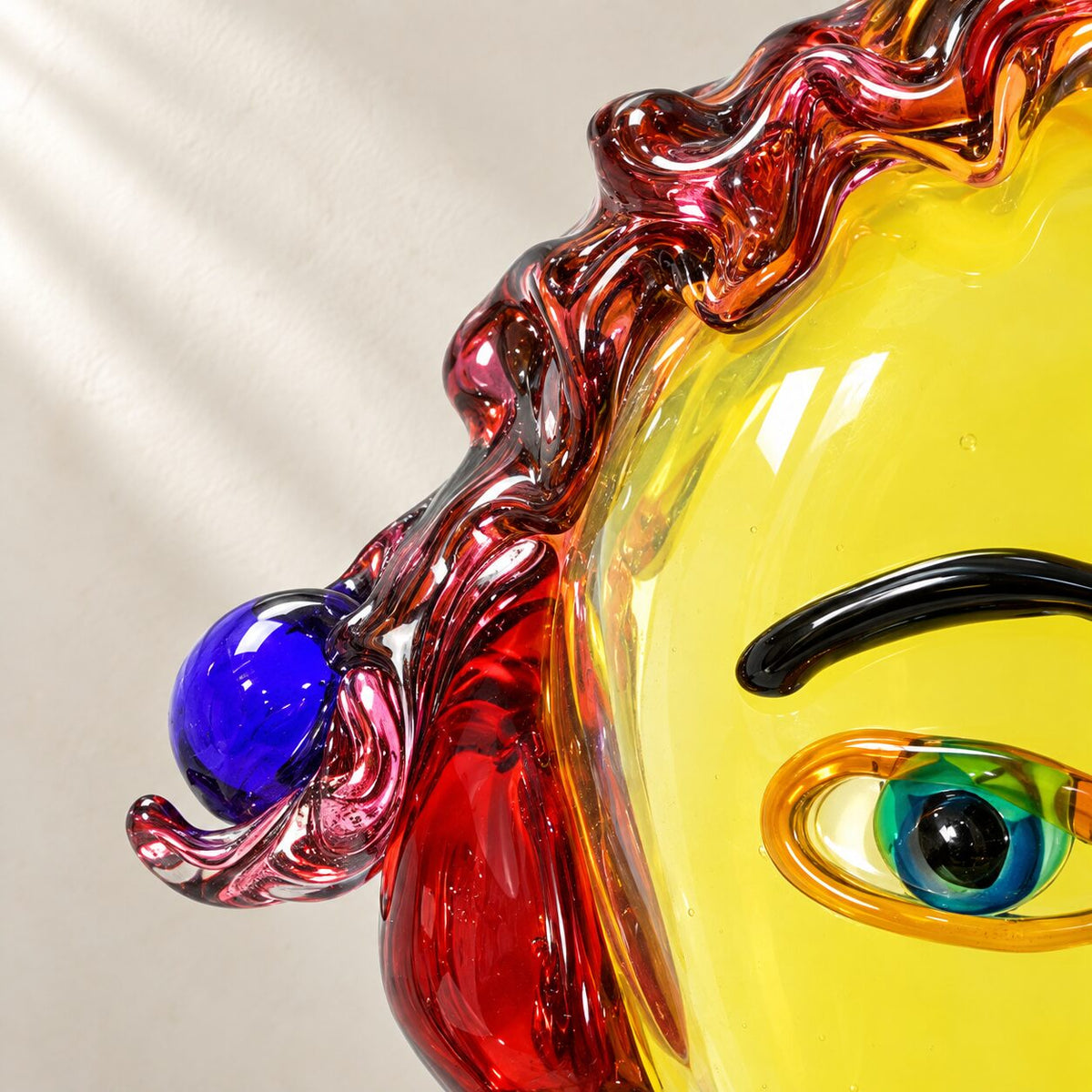 Buste de clown en verre soufflé polychrome, détail de la chevelure bouclée