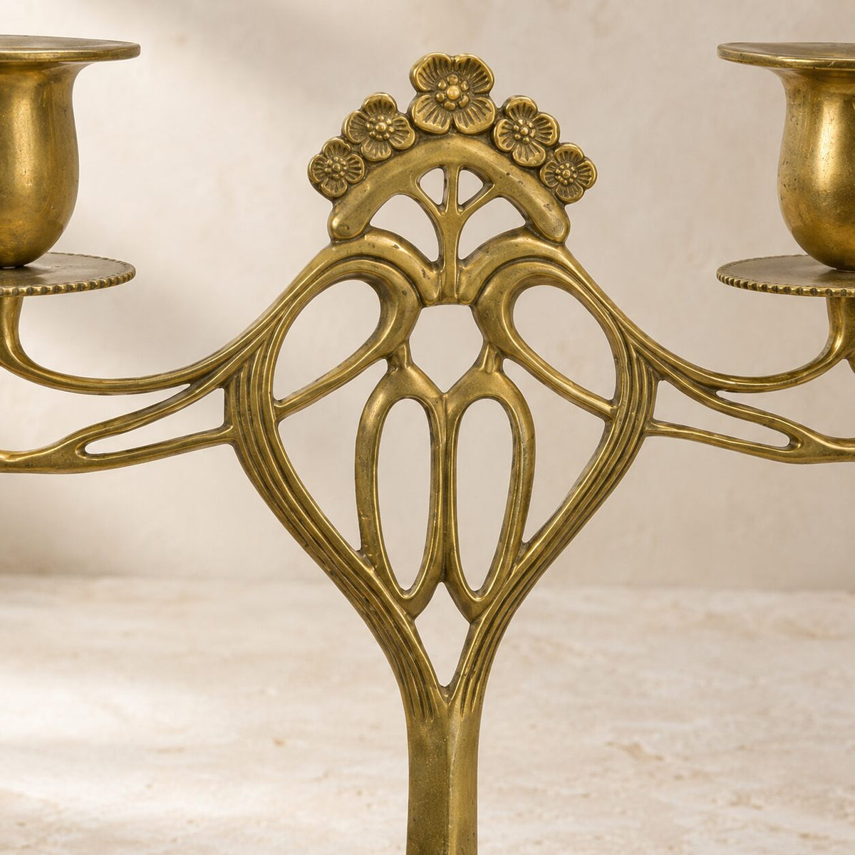 Candélabre Art Nouveau deux lumières en laiton doré mat, détail arche fleurs profil