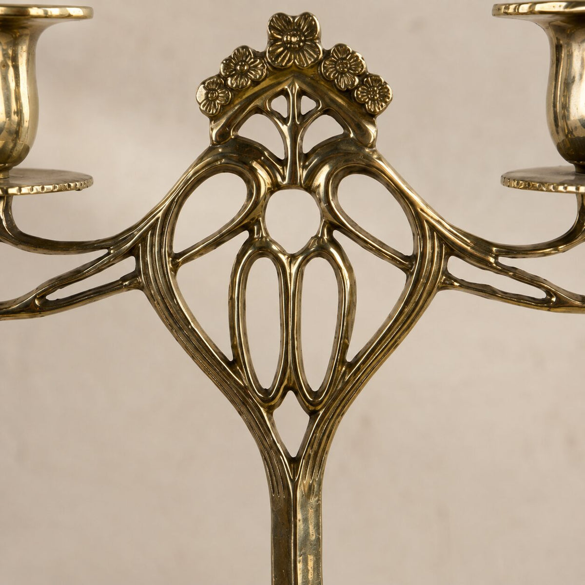 Candélabre Art Nouveau deux lumières en laiton doré poli, détail arche fleurs profil