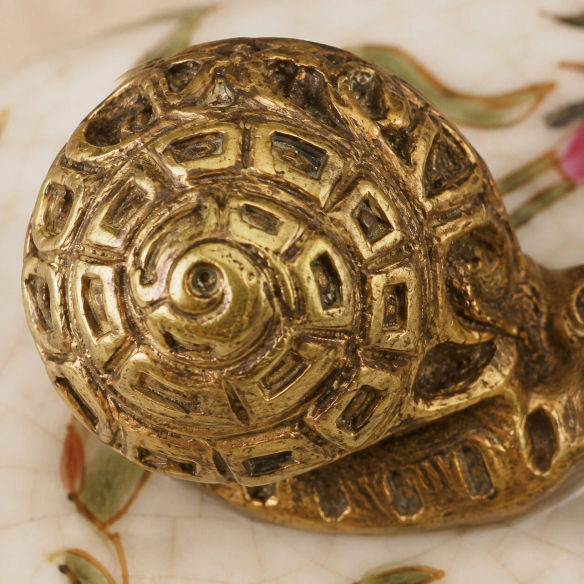 Coffret à bijoux en porcelaine craquelée, monture bronze doré, détail coquille gros plan