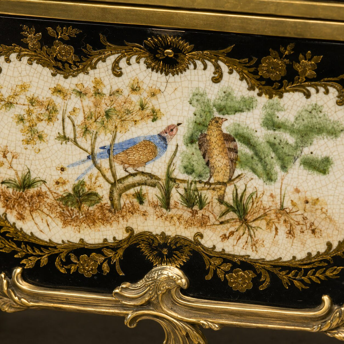 Coffret en porcelaine noire et bronze doré décor oiseaux, détail panneau gros plan