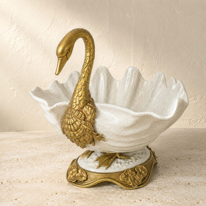 Coupe cygne en porcelaine craquelée et bronze doré, vue d'ensemble profil