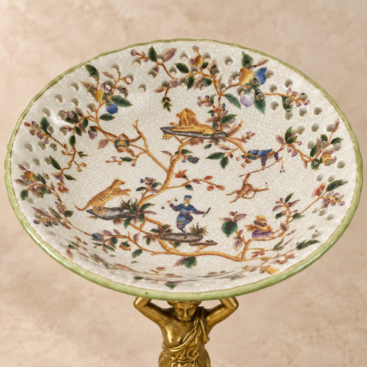 Coupe en porcelaine ajourée à monture cariatide en bronze doré, détail décor chinois intérieur