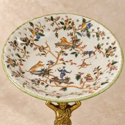 Coupe en porcelaine ajourée à monture cariatide en bronze doré, détail décor chinois intérieur
