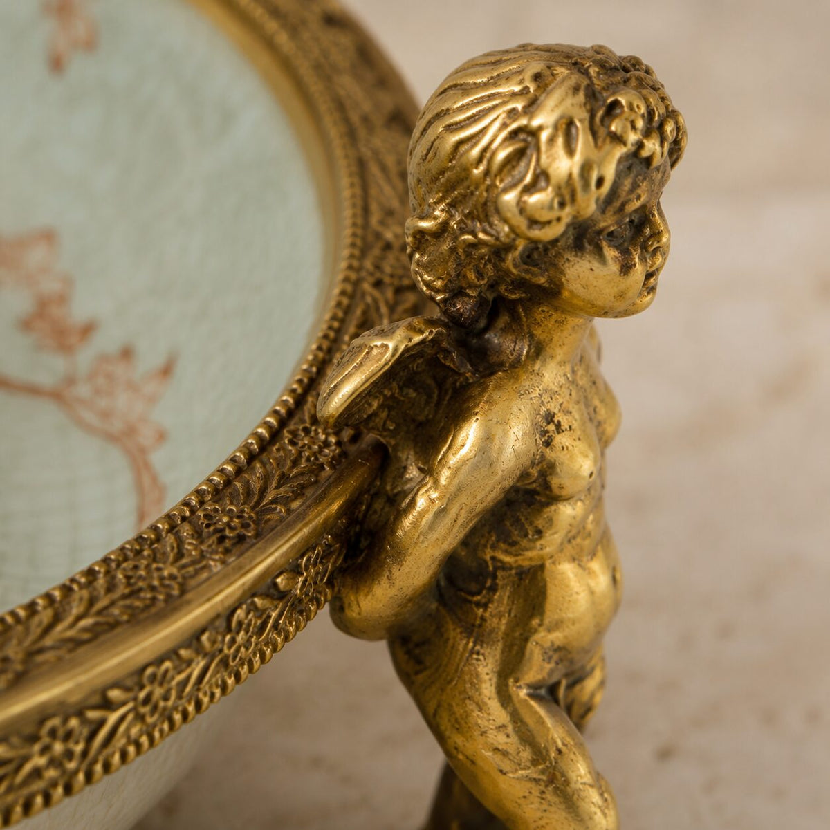 Coupe en porcelaine céladon à décor chinois, monture bronze, détail putti anse