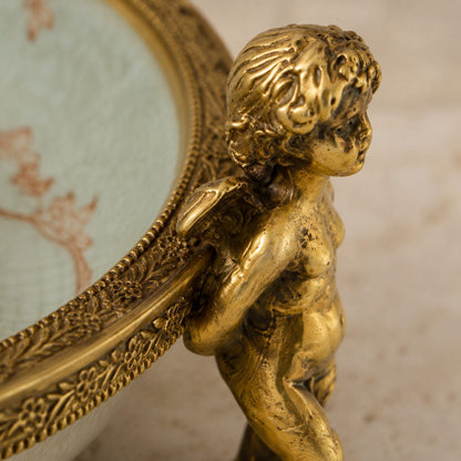 Coupe en porcelaine céladon à décor chinois, monture bronze, détail putti anse