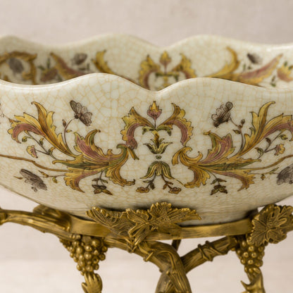 Coupe en porcelaine craquelée sur monture bronze aux putti, détail bord décor