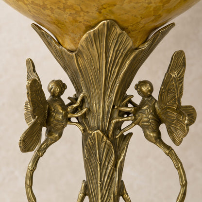 Coupe en porcelaine mouchetée sur pied bronze aux libellules, détail figures ailées