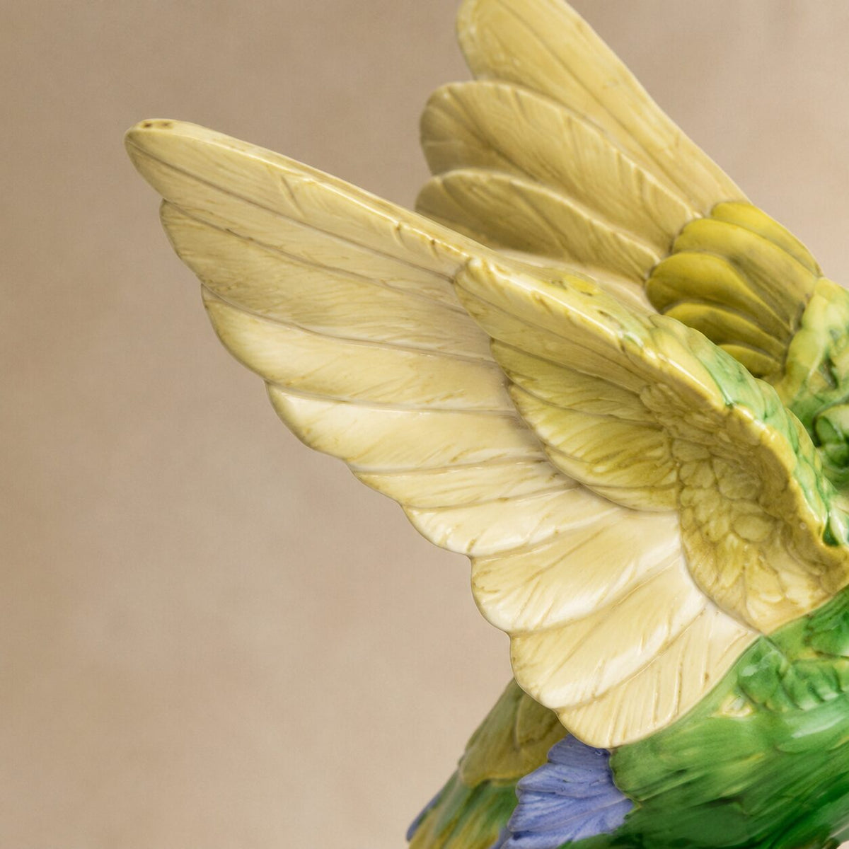 Coupe en porcelaine verte au colibri en bronze doré, détail aile plumage