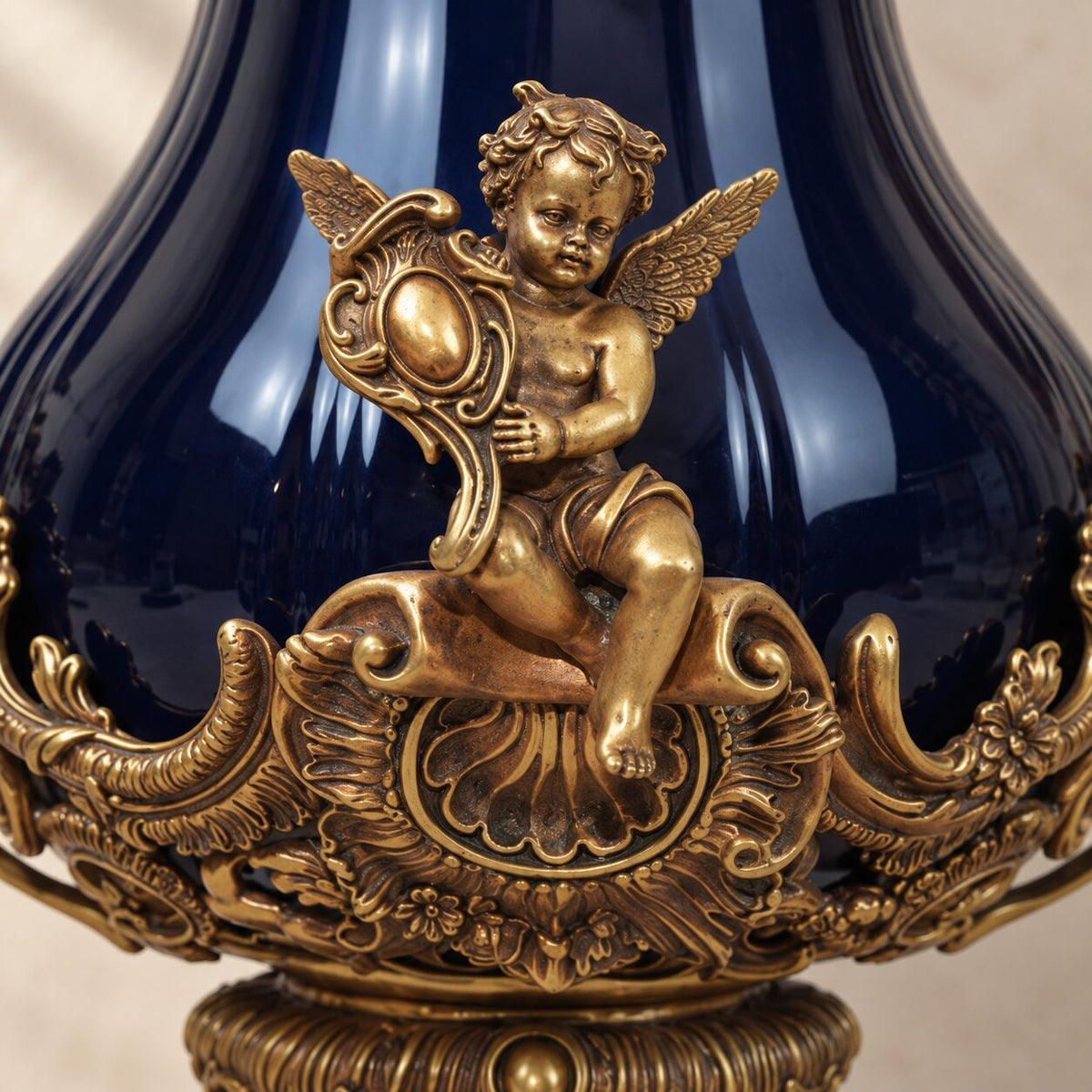 Grande urne couverte en porcelaine bleu cobalt et bronze doré, détail putti aile