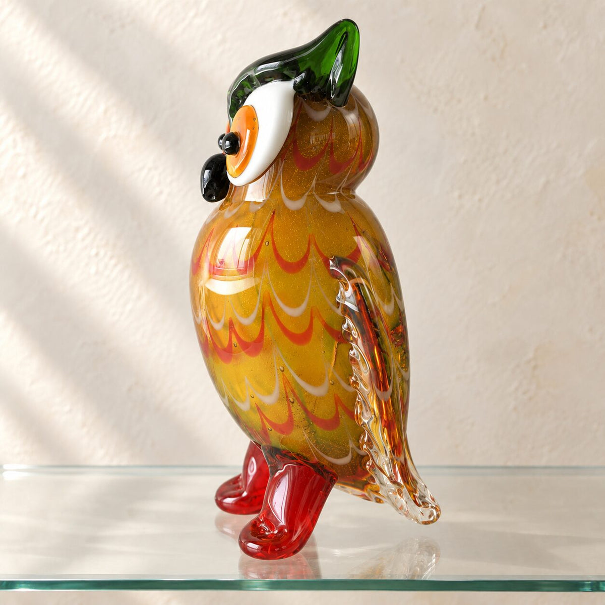 Hibou en verre soufflé aux tons ambrés, vue de trois quarts