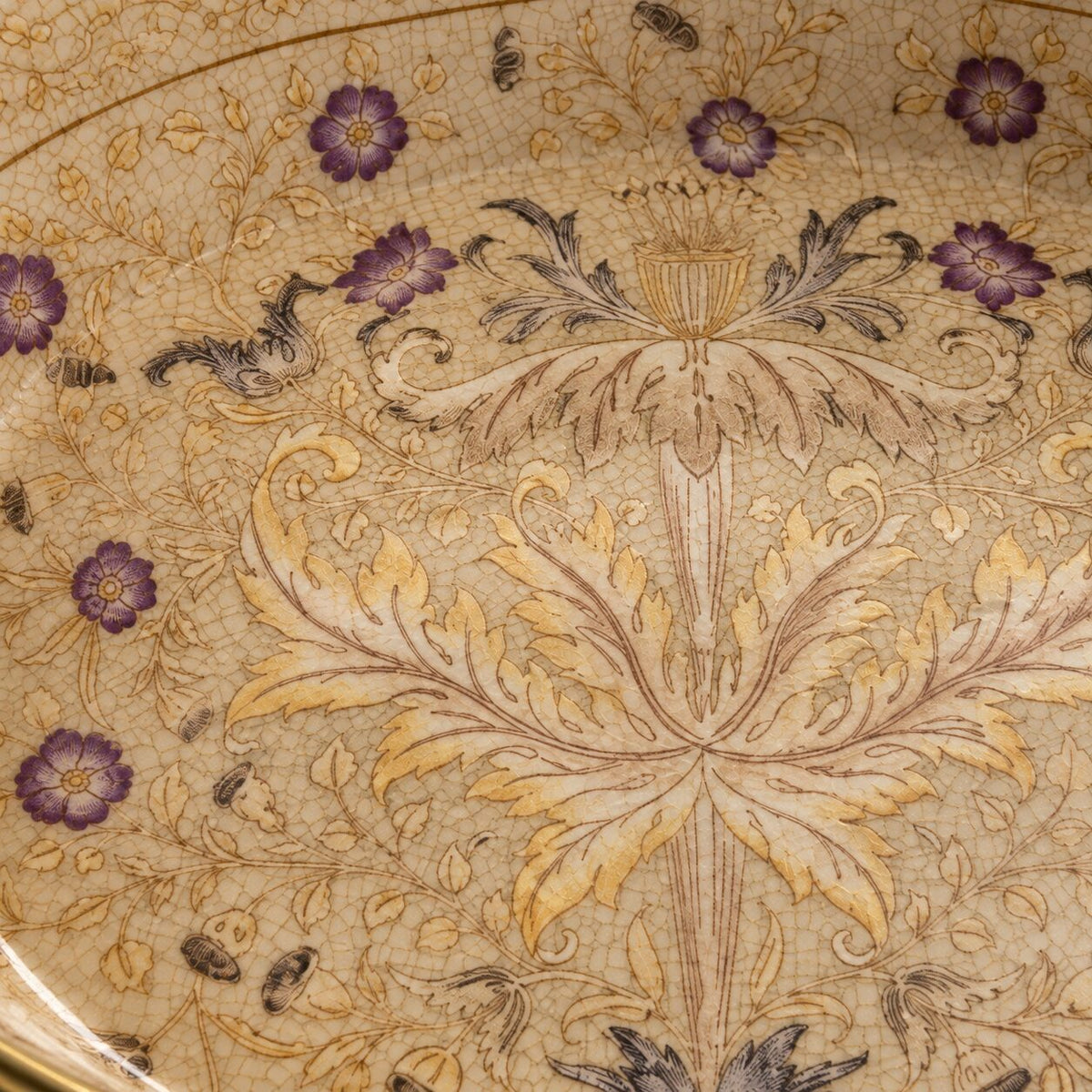 Jardinière en porcelaine craquelée et bronze doré aux putti, détail décor intérieur