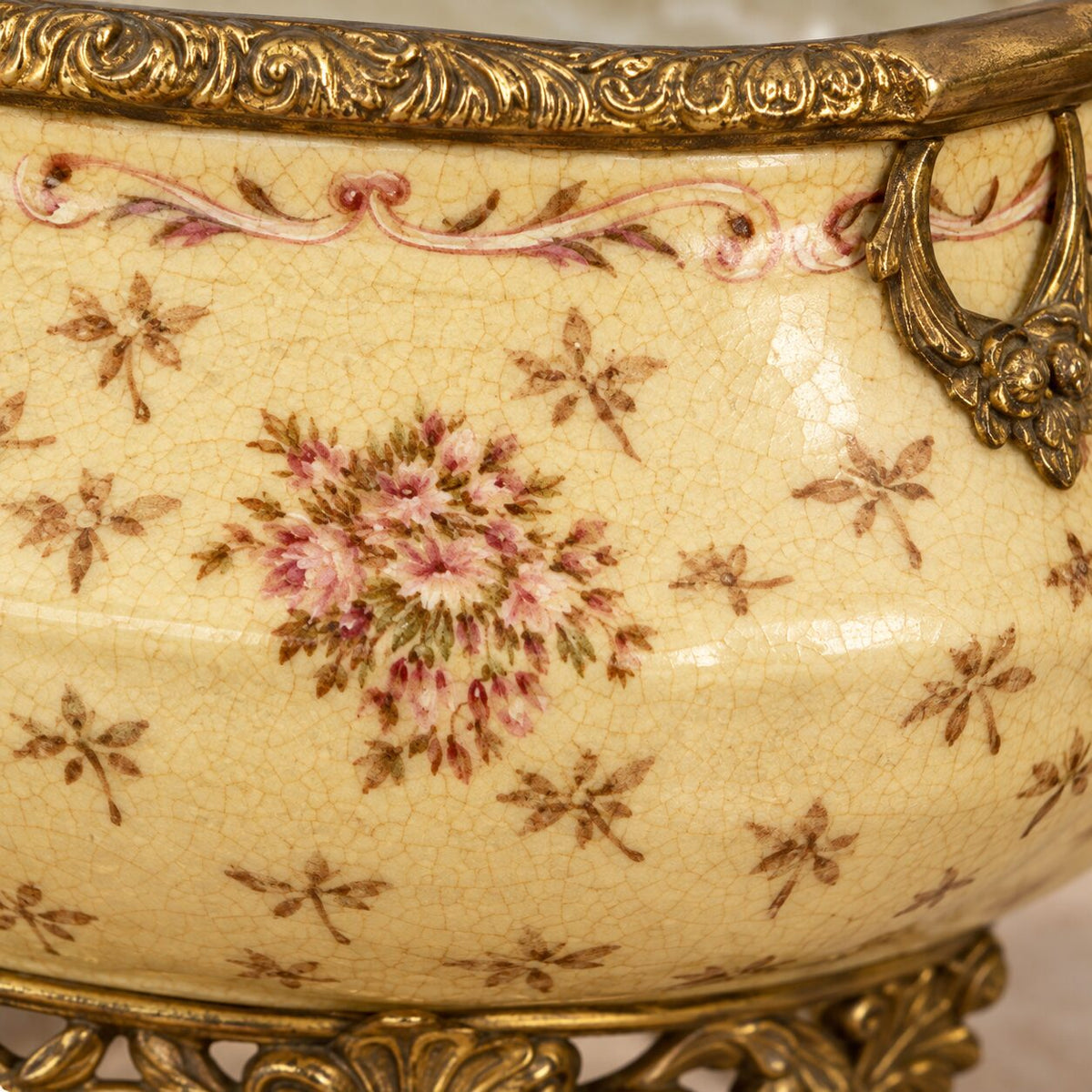 Jardinière en porcelaine jaune à monture en laiton doré, détail bordure anse coin