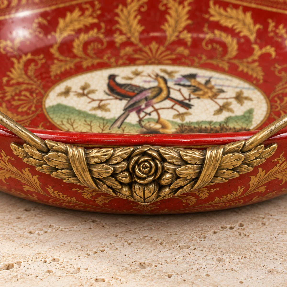 Jardinière en porcelaine rouge et bronze doré aux cariatides, détail motif rose bronze doré