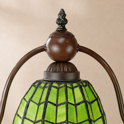 Lampe de style Tiffany, détail du fleuron et du capuchon en métal ouvragé