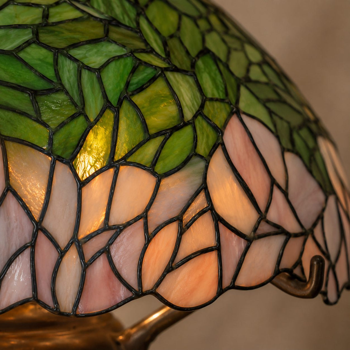 Lampe de style Tiffany aux pivoines roses et pied à cabochons, gros plan petales