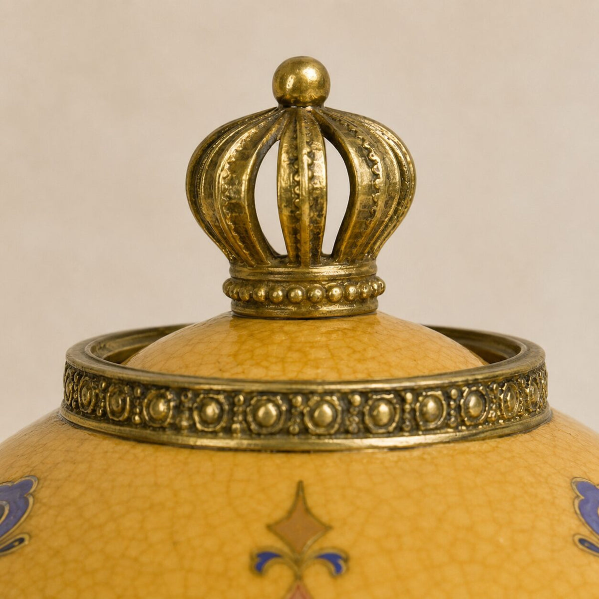 Œuf couvert en porcelaine craquelée jaune sur base lions, détail couronne sommet
