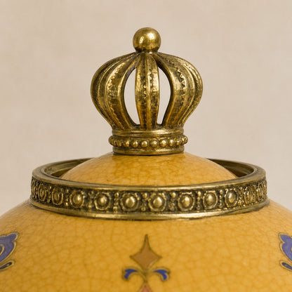 Œuf couvert en porcelaine craquelée jaune sur base lions, détail couronne sommet