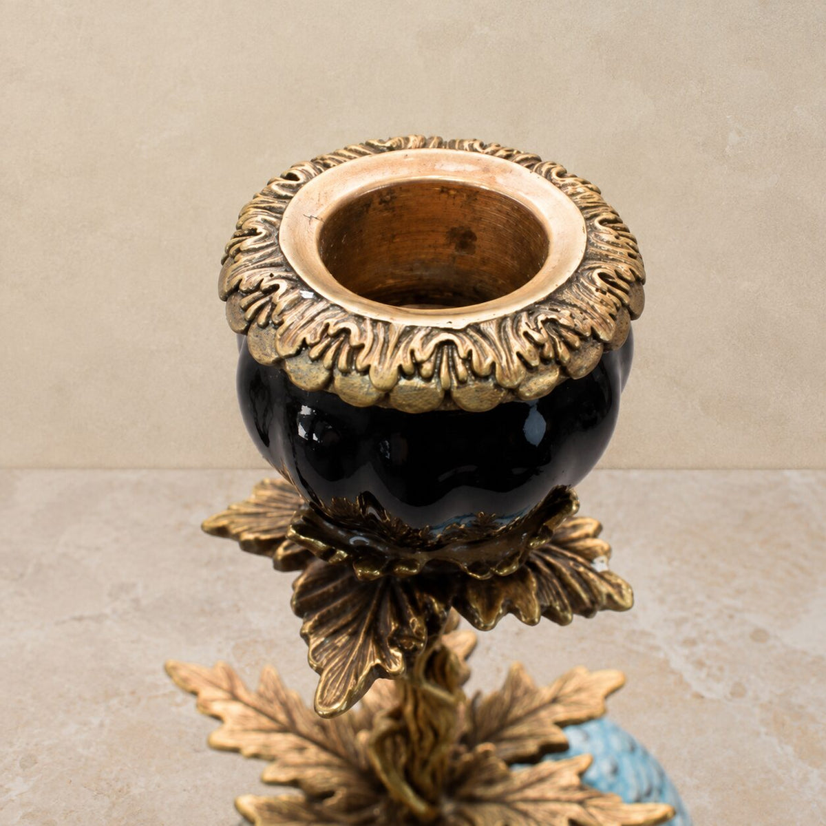 Paire de bougeoirs perroquets en porcelaine et bronze doré, détail bobèche