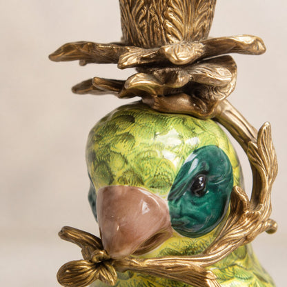 Paire de bougeoirs perroquets en porcelaine et bronze doré, détail tête branche