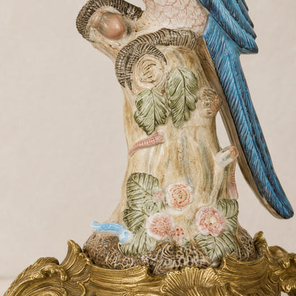 Paire de bougeoirs perroquets en porcelaine et bronze doré, détail tronc fleurs