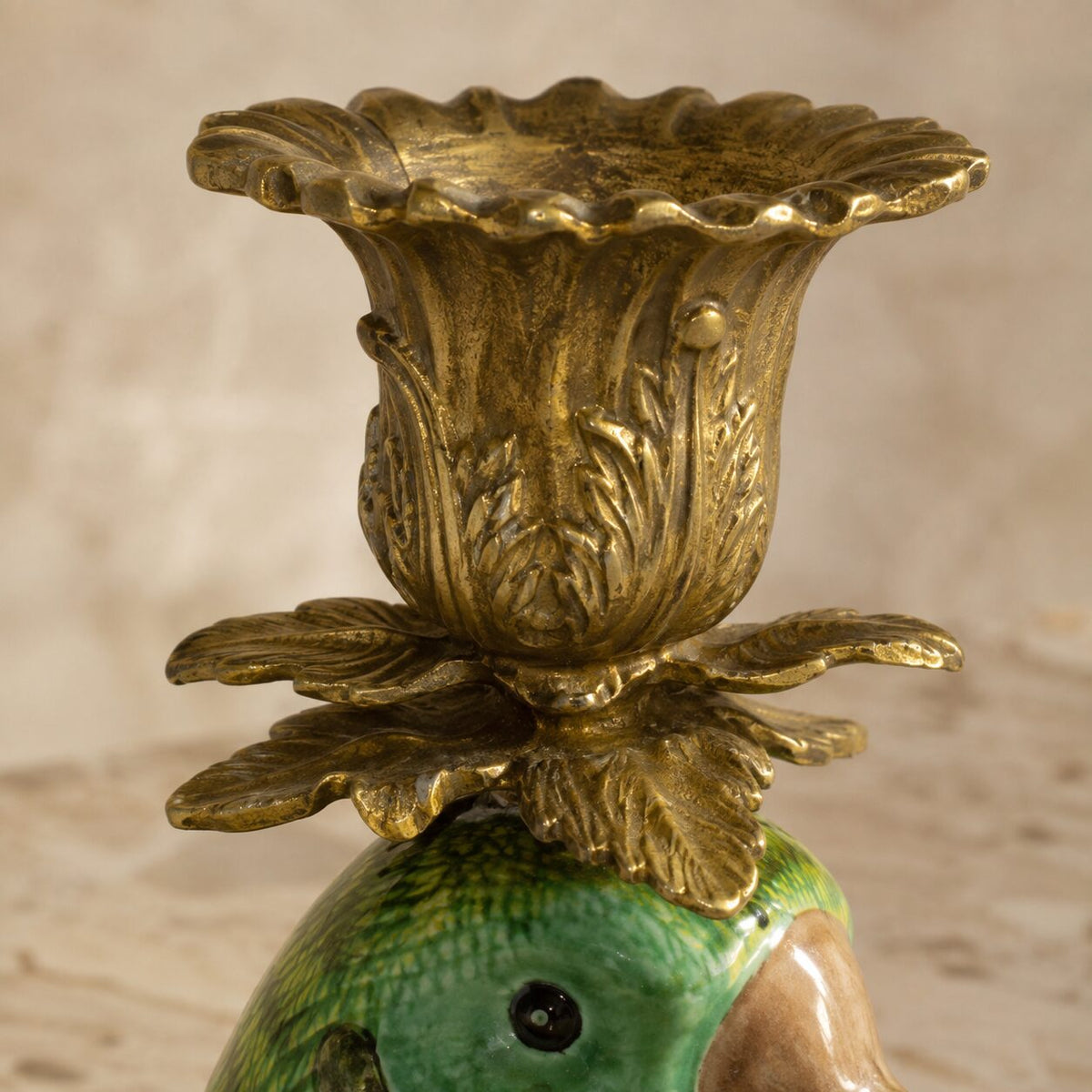 Paire de bougeoirs perroquets en porcelaine et bronze doré, détail bobèche fleur