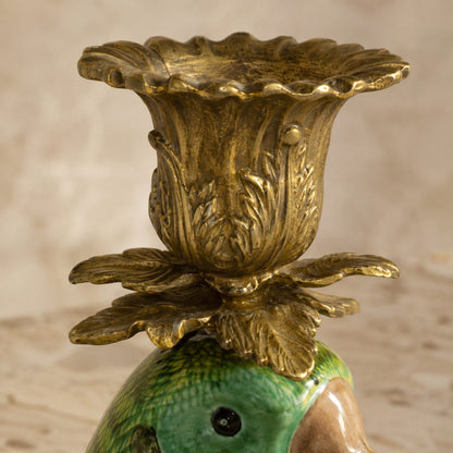 Paire de bougeoirs perroquets en porcelaine et bronze doré, détail bobèche fleur