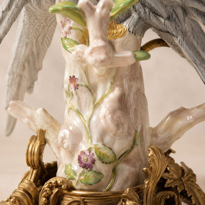 Paire de candélabres aux perroquets en porcelaine et bronze doré, détail tronc fleurs