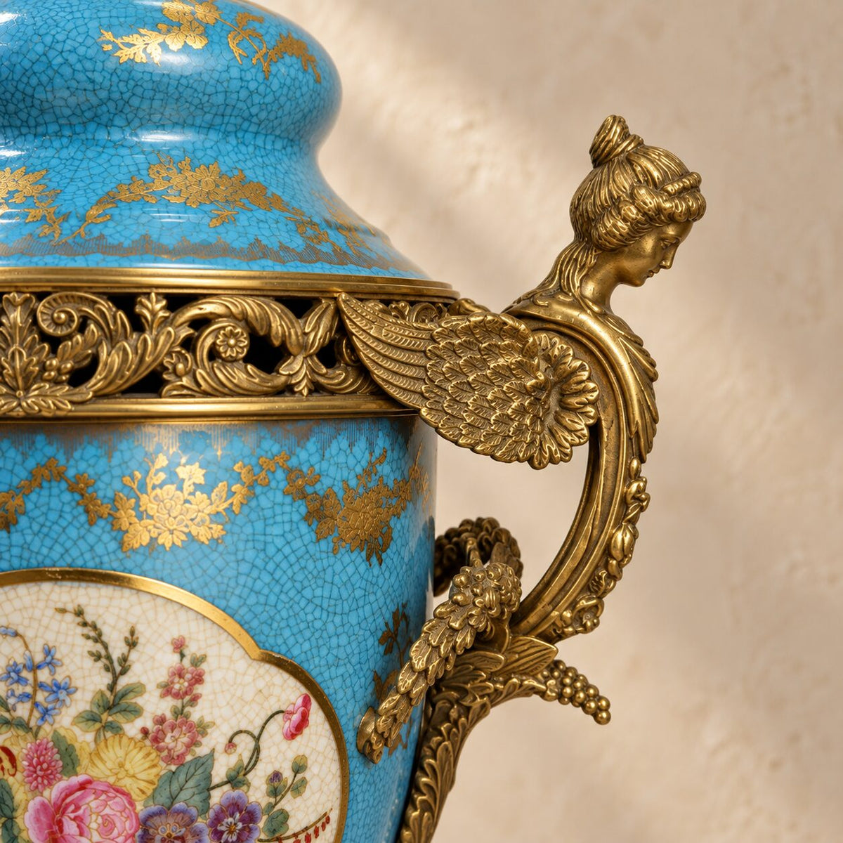 Potiche couverte en porcelaine bleu céleste et bronze doré, détail anse buste femme profil