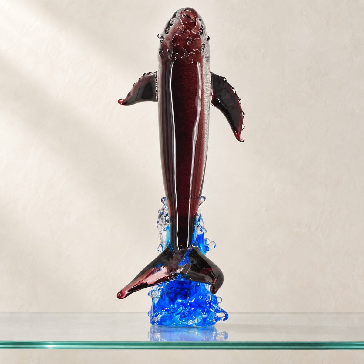Baleine à bosse en verre soufflé sur vague, vue d'ensemble de face sur sa vague