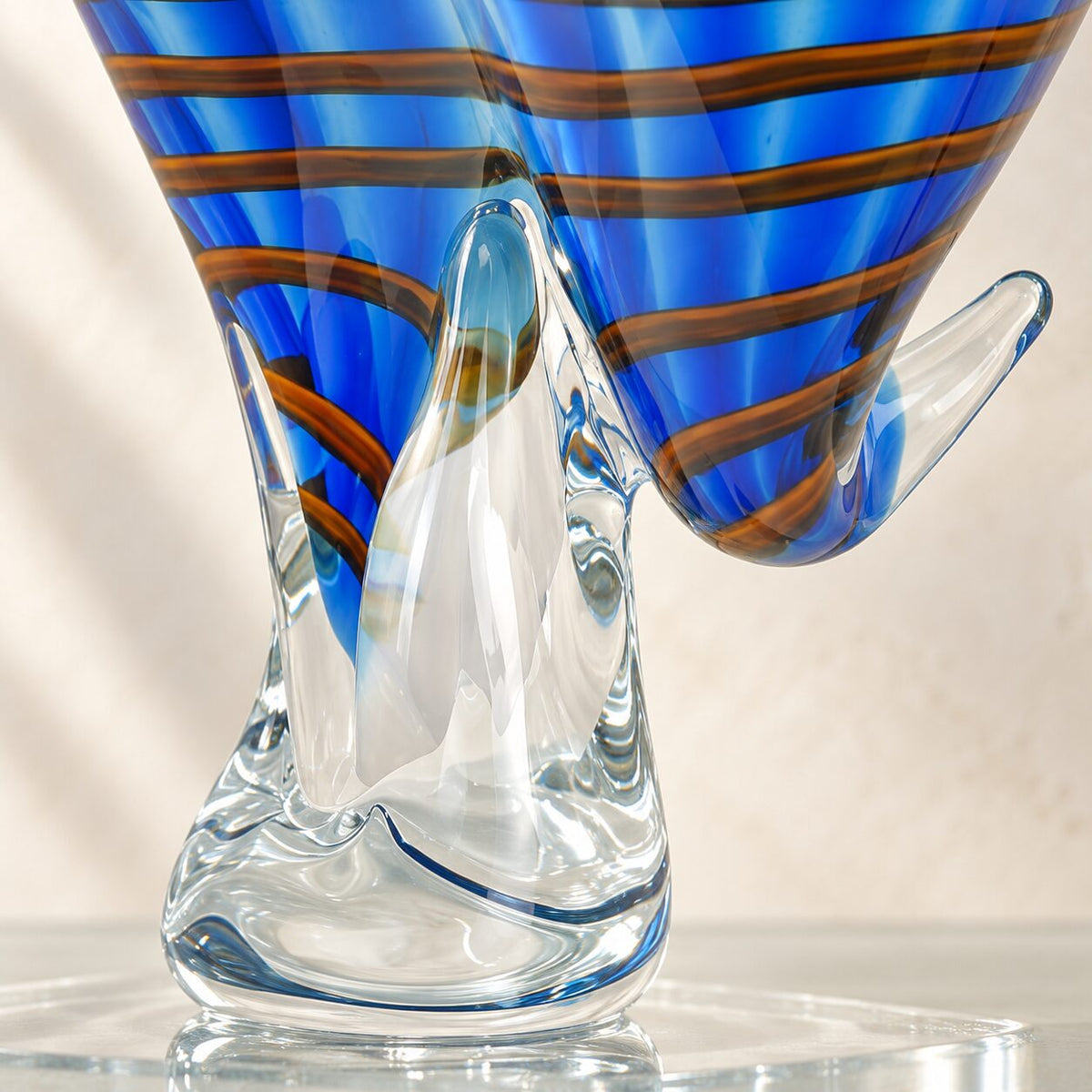 Sculpture danseuse en verre soufflé bleu style Murano, détail base pied verre transparent