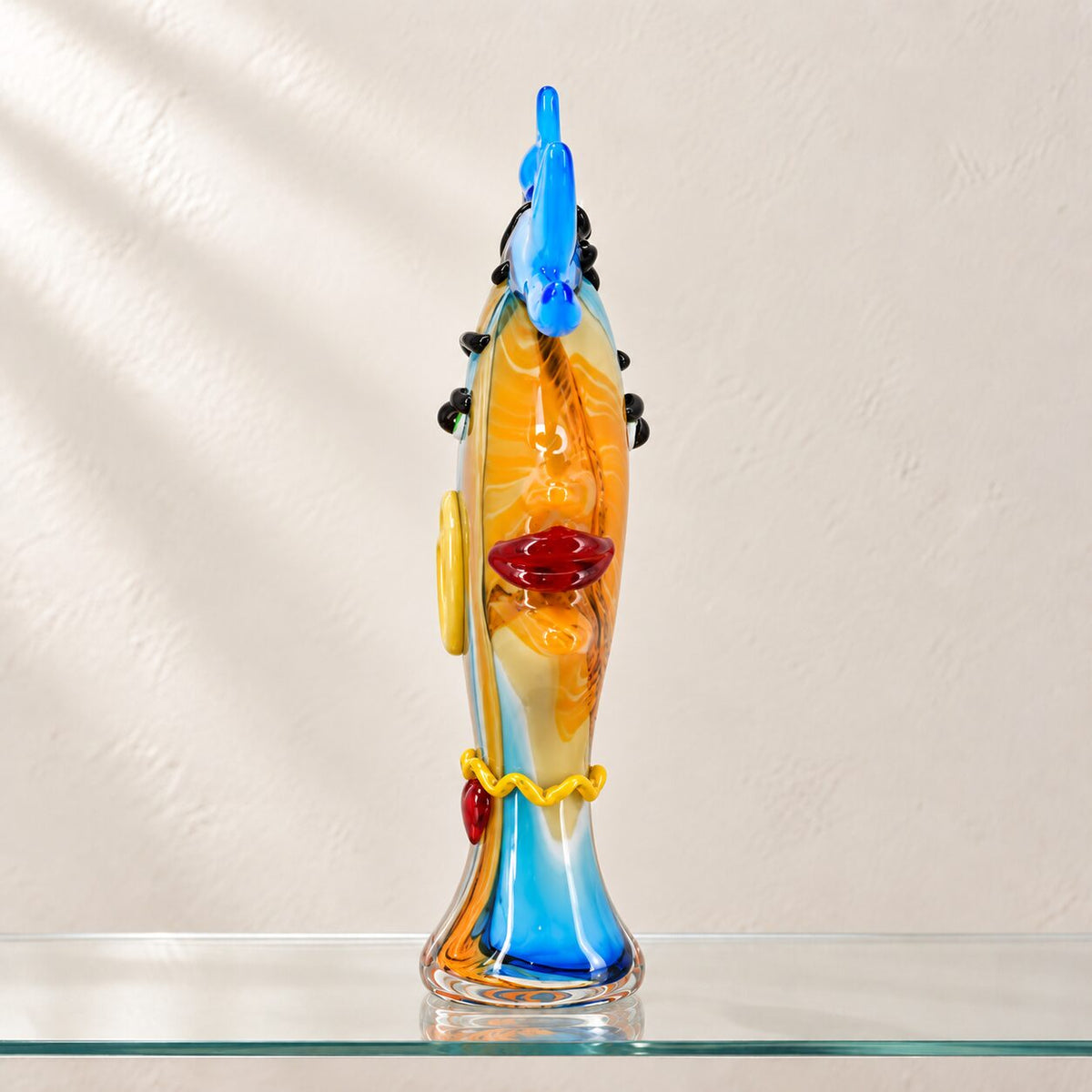 Visage féminin stylisé en verre soufflé bleu cobalt, vue d'ensemble de profil