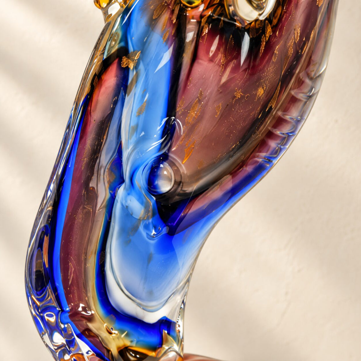 Vase tête de cheval en verre soufflé style Murano, détail corps couleurs gros plan