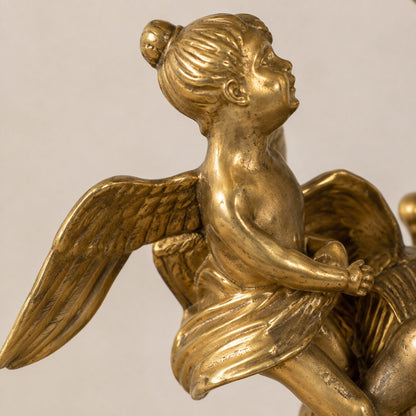 Surtout de table en bronze doré et porcelaine à décor floral, détail putti visage