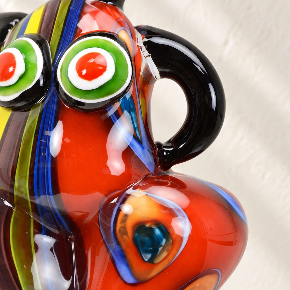 Sculpture femme en verre soufflé style Murano, détail anse œil paon