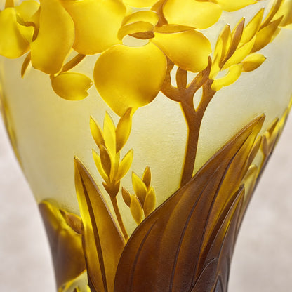 Vase balustre en verre camée à décor de freesias jaunes, détail relief pâte de verre