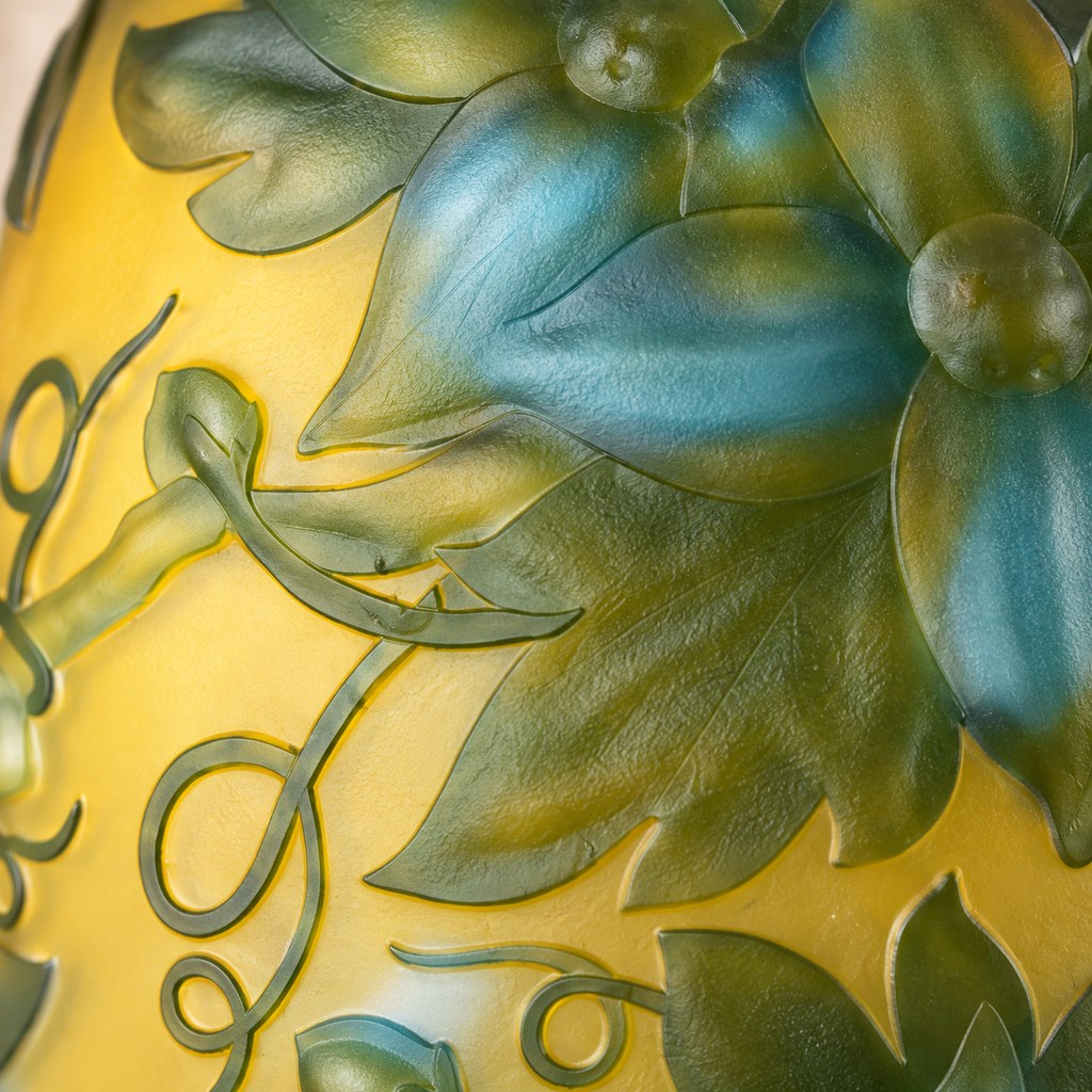 Vase camée Art Nouveau à décor de clématites vertes et bleues, relief en pâte de verre