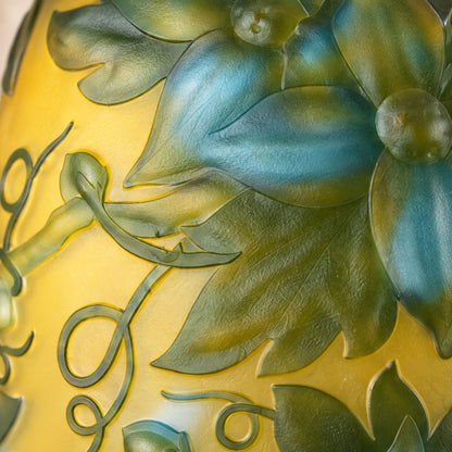 Vase camée Art Nouveau à décor de clématites vertes et bleues, relief en pâte de verre