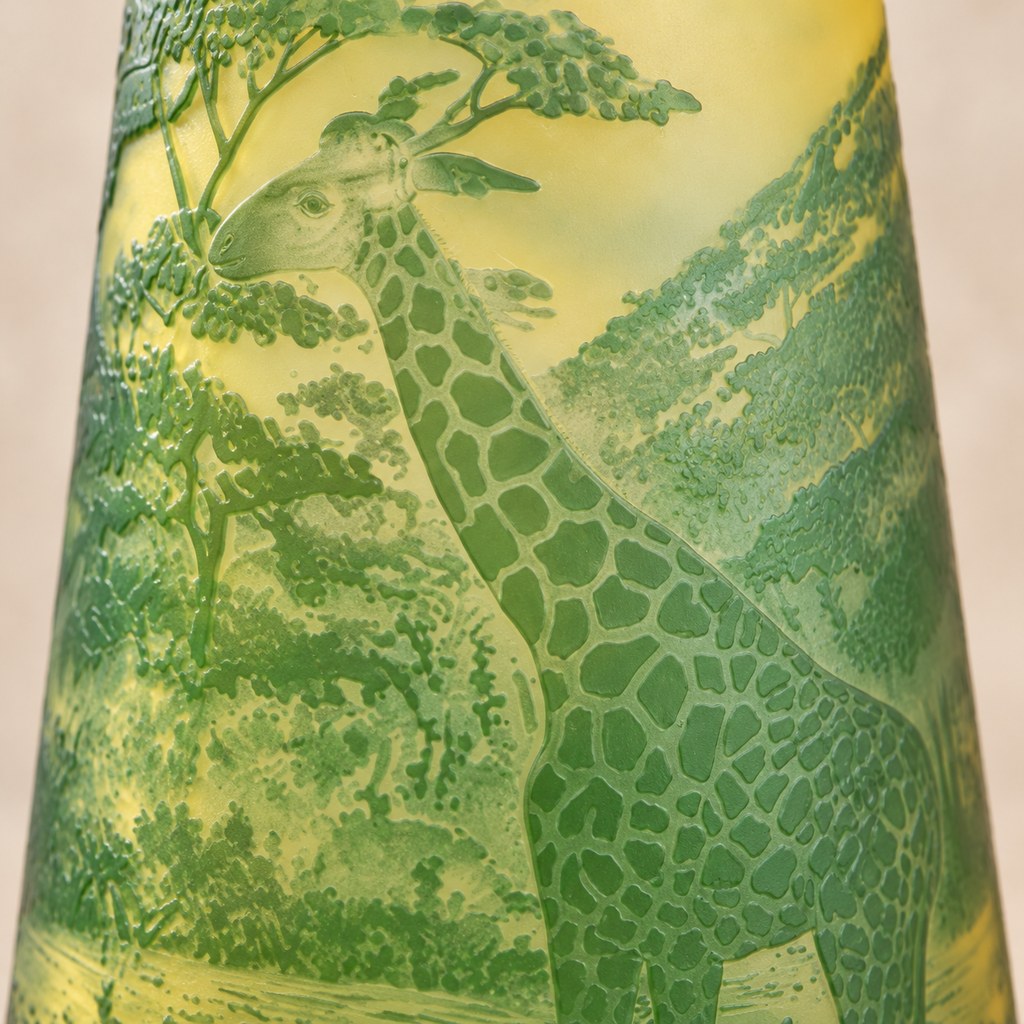 Vase camée en verre multicouche décor girafes et savane, relief en pâte de verre