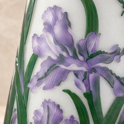 Vase camée en verre multicouche décor iris et libellule, relief en pâte de verre