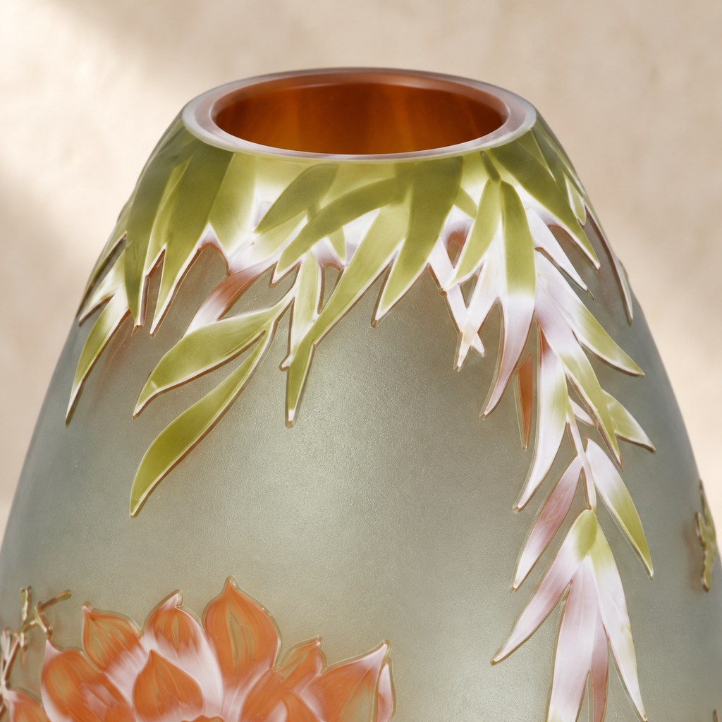 Vase camée en verre multicouche décor nénuphars et lotus, col et ouverture