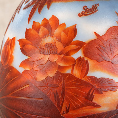 Vase camée en verre multicouche à décor de nénuphars, détail relief pâte de verre