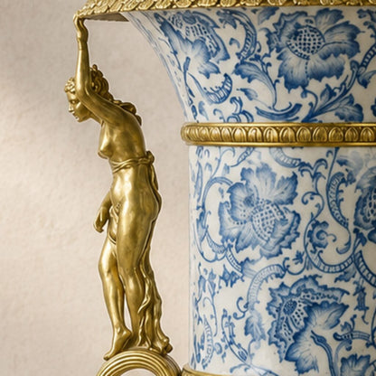 Vase médicis porcelaine bleu et blanc à monture bronze doré, détail cariatide
